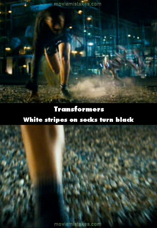 Đôi tất màu xanh có sọc trắng đã biến thành sọc đen. Đôi tất màu xanh có sọc trắng đã biến thành sọc đen.