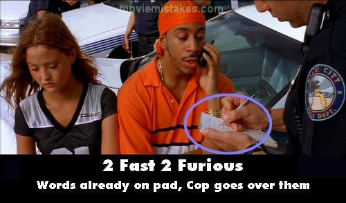 Vị cảnh sát này chỉ đặt bút viết giả vờ mà thôi, vì thực tế thì chữ đã được viết sẵn trên giấy rồi Vị cảnh sát này chỉ đặt bút viết giả vờ mà thôi, vì thực tế thì chữ đã được viết sẵn trên giấy rồi