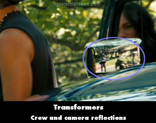 Có thể nhìn thấy camera và đoàn làm phim trong gương chiếu hậ. Có thể nhìn thấy camera và đoàn làm phim trong gương chiếu hậ.