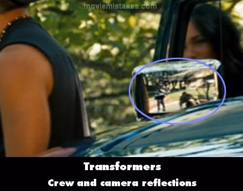 Có thể nhìn thấy camera và đoàn làm phim trong gương chiếu hậ.