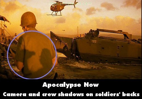 Phim Apocalypse Now (Ngày tận thế), bóng camera và đoàn làm phim ở trên áo của diễn viên Phim Apocalypse Now (Ngày tận thế), bóng camera và đoàn làm phim ở trên áo của diễn viên