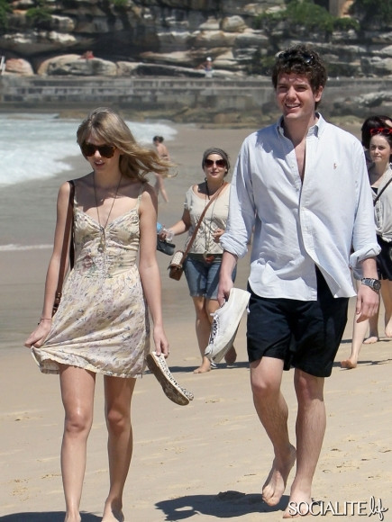 Taylor Swift đi cùng em trai Austin Swift trong chuyến lưu diễn Speak Now ở Australia. Hai chị em Taylor Swift có những giây phút thư giãn rất vui vẻ trên bãi biển Bondi Taylor Swift đi cùng em trai Austin Swift trong chuyến lưu diễn Speak Now ở Australia. Hai chị em Taylor Swift có những giây phút thư giãn rất vui vẻ trên bãi biển Bondi