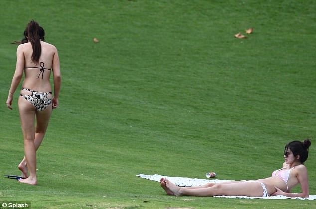 Hai cô em gái của Kim Kardashian, Kylie và Kendall Jenner vừa đi du lịch cùng bố mẹ ở Hawaii Hai cô em gái của Kim Kardashian, Kylie và Kendall Jenner vừa đi du lịch cùng bố mẹ ở Hawaii