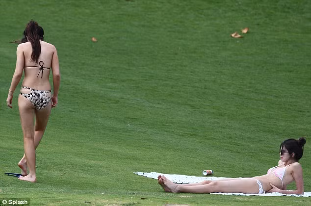 Hai cô em gái của Kim Kardashian, Kylie và Kendall Jenner vừa đi du lịch cùng bố mẹ ở Hawaii Hai cô em gái của Kim Kardashian, Kylie và Kendall Jenner vừa đi du lịch cùng bố mẹ ở Hawaii