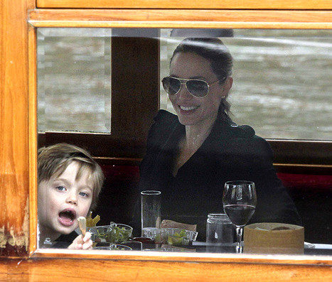 Angelina Jolie và hai con gái Shiloh và Zahara đi thuyền ở Amsterdam Angelina Jolie và hai con gái Shiloh và Zahara đi thuyền ở Amsterdam