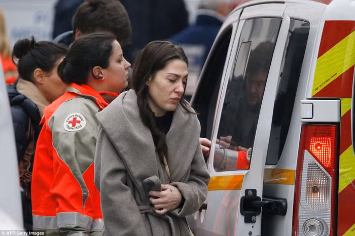 Một phụ nữ khóc bên ngoài văn phòng khi vụ tấn công xảy ra.