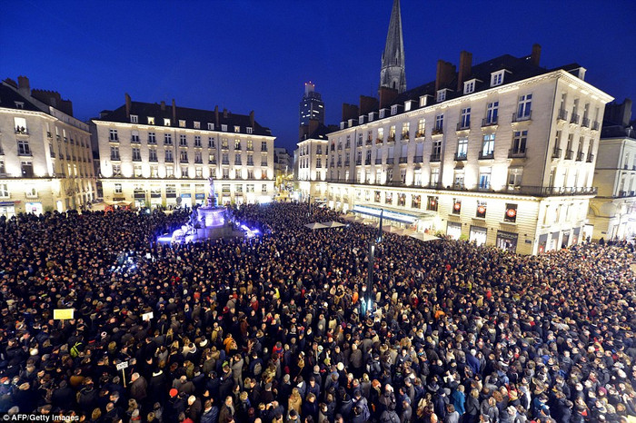 Paris trải qua một đêm gần như không ngủ vì bàng hoàng trước vụ tấn công bất ngờ. Paris trải qua một đêm gần như không ngủ vì bàng hoàng trước vụ tấn công bất ngờ.