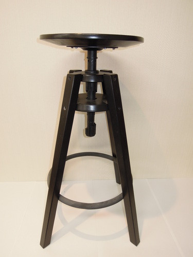 Mẫu ghế khiến chủ nhà hàng Nhật Bản bị gã bong gân tay. Mẫu ghế khiến chủ nhà hàng Nhật Bản bị gã bong gân tay.