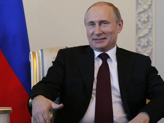 Tổng thống Putin cười rất tươi sau 10 ngày tái xuất hiện trước truyền thông. Tổng thống Putin cười rất tươi sau 10 ngày tái xuất hiện trước truyền thông.