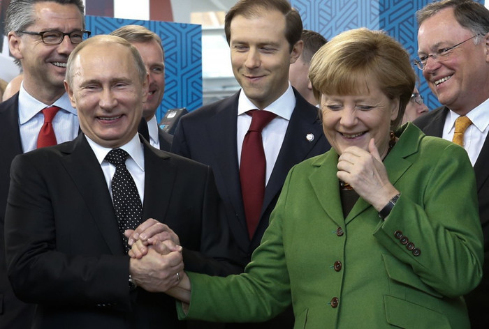 Tổng thống Nga Vladimir Putin bắt tay Thủ tướng Đức Angela Merkel. Tổng thống Nga Vladimir Putin bắt tay Thủ tướng Đức Angela Merkel.