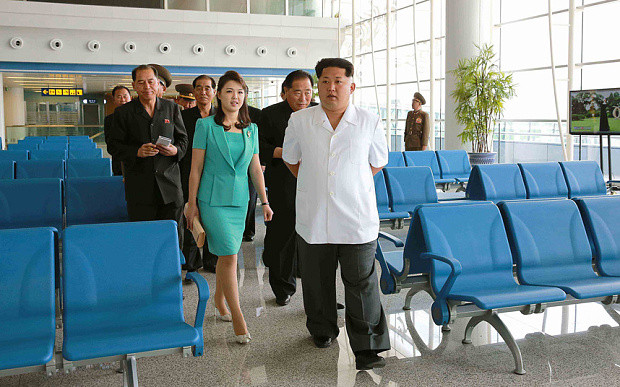 Nhà lãnh đạo Triều Tiên Kim Jong-un (phải). Ảnh Telegraph.