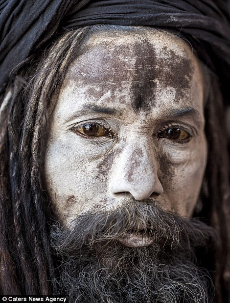 Các tu sĩ Aghori tìm kiếm sự giác ngộ từ những gì mọi người xem là cấm kỵ và phản cảm.