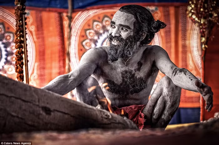 Những tu sĩ Aghori sống quanh quẩn các địa điểm hỏa táng và các nghĩa địa.