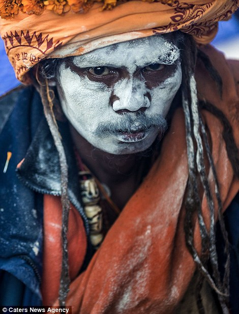 Các tu sĩ Aghori tôn thờ thần Shiva.