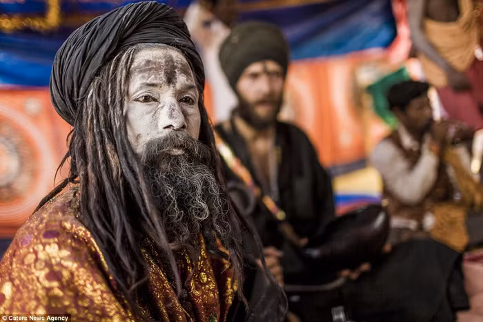 Các tu sĩ còn uống rượu bằng sọ người và cắn đầu động vật sống trong các nghi lễ huyền bí.