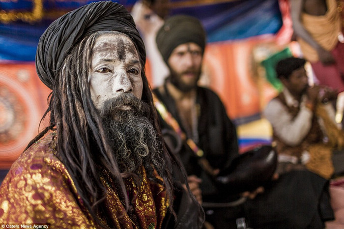 Các tu sĩ còn uống rượu bằng sọ người và cắn đầu động vật sống trong các nghi lễ huyền bí.