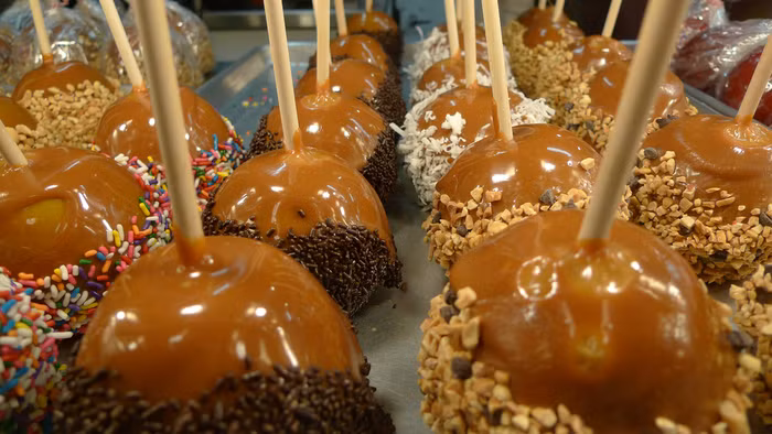 Táo tươi bọc caramel. Táo tươi bọc caramel.