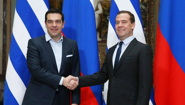 Thủ tướng Hy Lạp Alexis Tsipras (trái) và Thủ tướng Nga Dmitry Medvedev. Ảnh Rian. Thủ tướng Hy Lạp Alexis Tsipras (trái) và Thủ tướng Nga Dmitry Medvedev. Ảnh Rian.