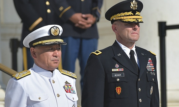 Đô đốc Katsutoshi Kawano (trái) trong chuyến thăm Washington ngày 16/7.