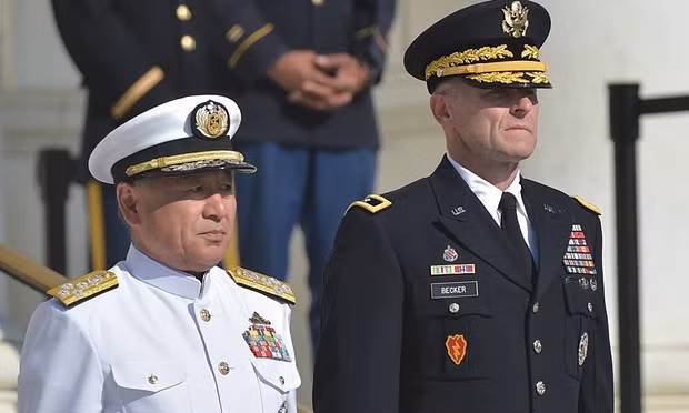 Đô đốc Katsutoshi Kawano (trái) trong chuyến thăm Washington ngày 16/7.