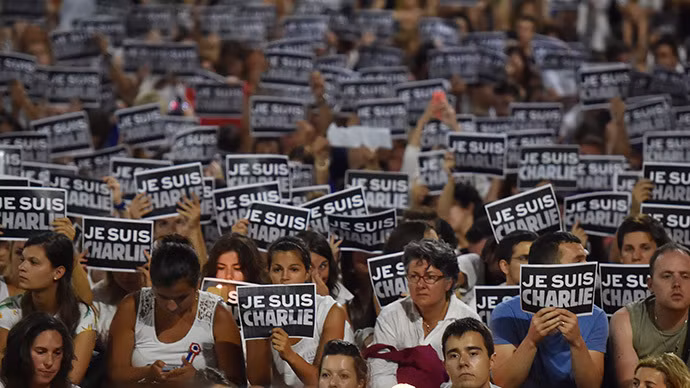 Người Pháp mang tờ giấy với thông điệp "Tất cả chúng tôi đều là Charlie (Hebdo)" trong cuộc biểu tình thể hiện sự ủng hộ đối với tờ tạp chí sau vụ xả súng. Người Pháp mang tờ giấy với thông điệp "Tất cả chúng tôi đều là Charlie (Hebdo)" trong cuộc biểu tình thể hiện sự ủng hộ đối với tờ tạp chí sau vụ xả súng.