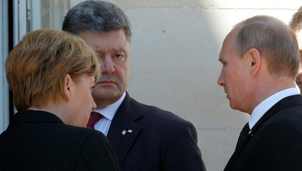 Trái sang phải: Thủ tướng Đức Angela Merkel, Tổng thống Ukraine Petro Poroshenko, Tổng thống Nga Vladimir Putin. Trái sang phải: Thủ tướng Đức Angela Merkel, Tổng thống Ukraine Petro Poroshenko, Tổng thống Nga Vladimir Putin.