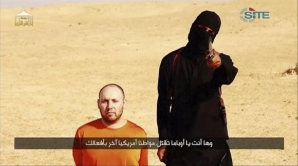 Jihadi John trong đoạn video đe dọa sát hại con tin Steven Sotloff. Jihadi John trong đoạn video đe dọa sát hại con tin Steven Sotloff.