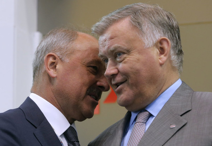 CEO Công ty Đường sắt Nga Vladimir Yakunin (phải) nói chuyện với Chủ tịch Vnesheconombank Vladimir Dmitriev tại diễn đàn kinh tế tại St Petersburg, Nga năm 2013. CEO Công ty Đường sắt Nga Vladimir Yakunin (phải) nói chuyện với Chủ tịch Vnesheconombank Vladimir Dmitriev tại diễn đàn kinh tế tại St Petersburg, Nga năm 2013.