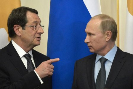 Tổng thống Síp Nicos Anastasiades nói với Tổng thống Nga Vladimir Putin trong cuộc họp bên ngoài Moscow ngày 25/2. Ảnh Reuters. Tổng thống Síp Nicos Anastasiades nói với Tổng thống Nga Vladimir Putin trong cuộc họp bên ngoài Moscow ngày 25/2. Ảnh Reuters.
