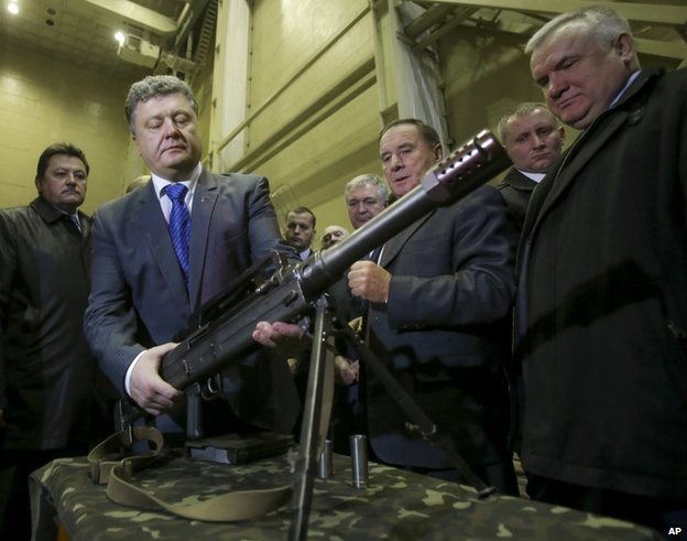 Tổng thống Ukraine Petro Poroshenko xem vũ khí). Tổng thống Ukraine Petro Poroshenko xem vũ khí).
