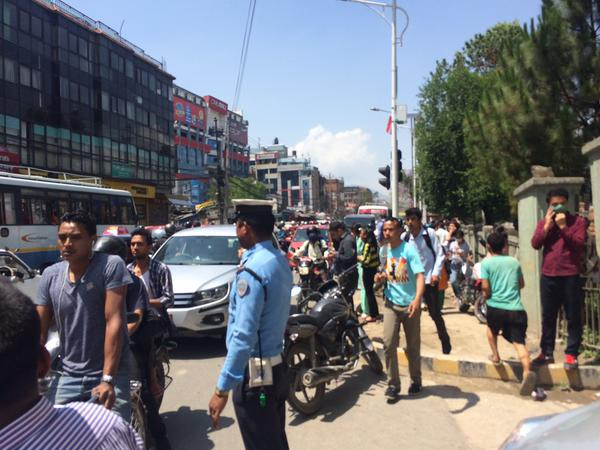 Người dân bỏ chạy ra ngoài sau động đất. Người dân bỏ chạy ra ngoài sau động đất.