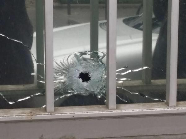 Vêt đạn bắn thủng cửa kính của tòa soạn báo Pháp là một lời cảnh tỉnh. Vêt đạn bắn thủng cửa kính của tòa soạn báo Pháp là một lời cảnh tỉnh.