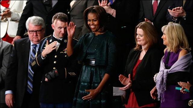 Bà Obama cùng các khách mời danh dự tại tòa nhà Quốc hội tối ngày 20/1. Bà Obama cùng các khách mời danh dự tại tòa nhà Quốc hội tối ngày 20/1.