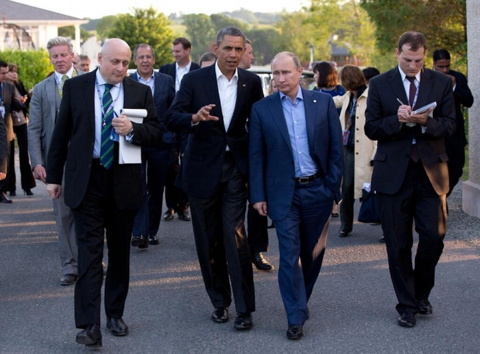 Những cử chỉ thiện chí của ông Obama đã khiến phe bảo thủ ở Mỹ nghi ngờ rằng ông đang nỗ lực để giúp chính quyền Assad trụ lại. Những cử chỉ thiện chí của ông Obama đã khiến phe bảo thủ ở Mỹ nghi ngờ rằng ông đang nỗ lực để giúp chính quyền Assad trụ lại.