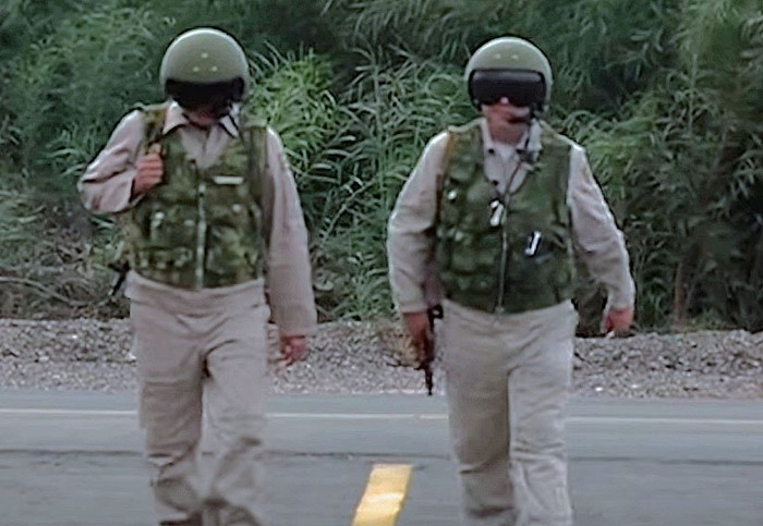 Phi công Nga mang AK-74 lên trực thăng làm nhiệm vụ tại Syria. Ảnh RT