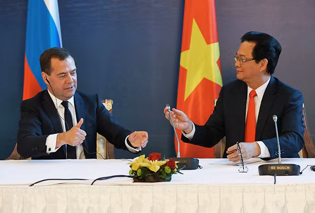 Thủ tướng Nga Dmitry Medvedev và Thủ tướng Nguyễn Tấn Dũng. Ảnh Lenta.