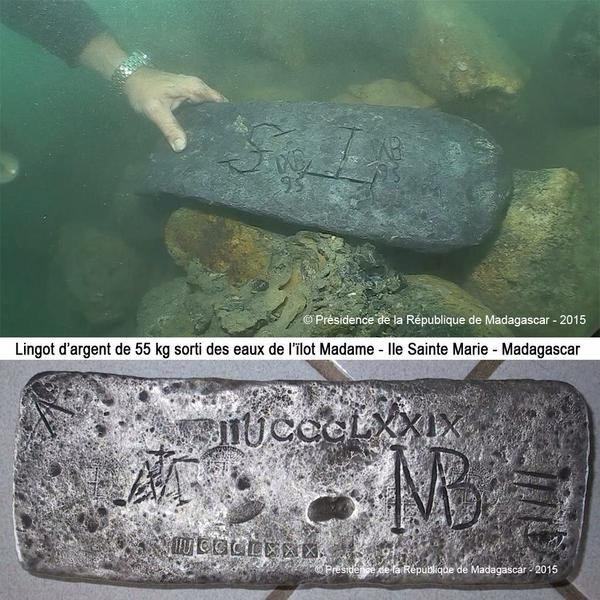 Những thỏi bạc lớn được khắc kí hiệu chữ và số. Những thỏi bạc lớn được khắc kí hiệu chữ và số.