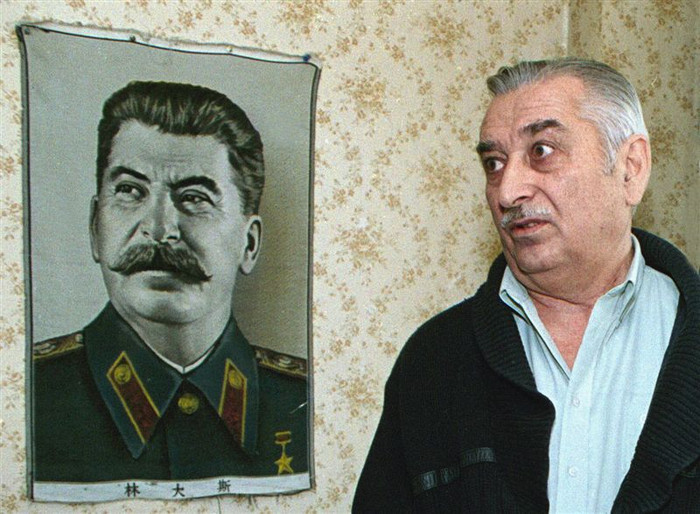Yevgeny Dzhugashvili trong nhiều năm qua đã nỗ lực bảo vệ danh dự của ông nội mình. Yevgeny Dzhugashvili trong nhiều năm qua đã nỗ lực bảo vệ danh dự của ông nội mình.