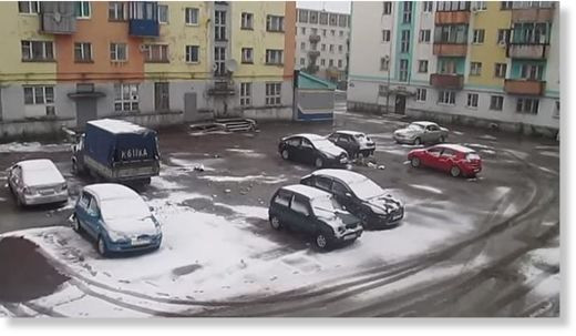 Tuyết đọng lại trên thị trấn sau trận mưa giữa mùa hè. Tuyết đọng lại trên thị trấn sau trận mưa giữa mùa hè.