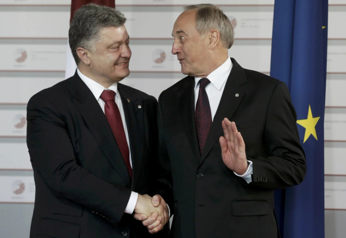 Tổng thống Latvia Andris Bērziņš đón chào Tổng thống Ukraine Petro Poroshenko (trái) tại Hội nghị Thượng đỉnh Đối tác phương Đông ở Riga, Latvia, ngày 21 tháng 5 năm 2015. Tổng thống Latvia Andris Bērziņš đón chào Tổng thống Ukraine Petro Poroshenko (trái) tại Hội nghị Thượng đỉnh Đối tác phương Đông ở Riga, Latvia, ngày 21 tháng 5 năm 2015.