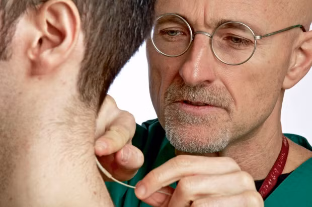 Bác sĩ Canavero. Bác sĩ Canavero.