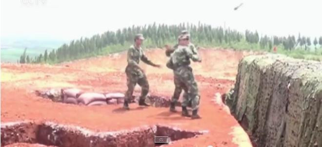 Binh sĩ Trung Quốc suýt gây thương tích cho bản thân cũng như huấn luyện viên khi ném quá gần. Binh sĩ Trung Quốc suýt gây thương tích cho bản thân cũng như huấn luyện viên khi ném quá gần.
