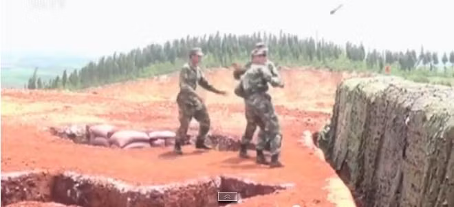 Binh sĩ Trung Quốc suýt gây thương tích cho bản thân cũng như huấn luyện viên khi ném quá gần.