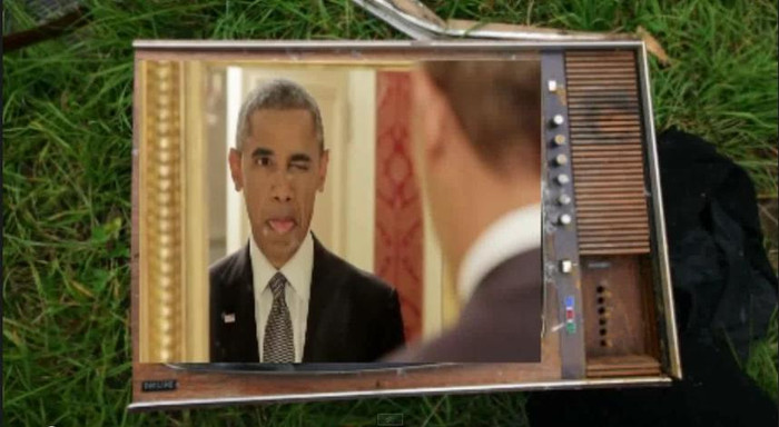 Tổng thống Mỹ soi gương làm mặt xấu.