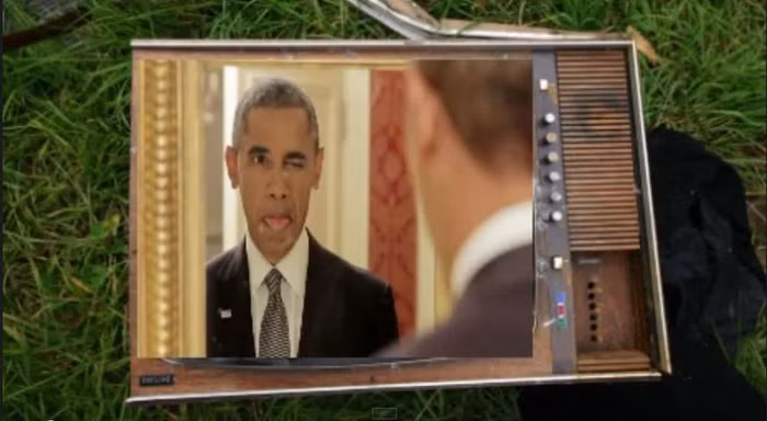 Tổng thống Mỹ soi gương làm mặt xấu.