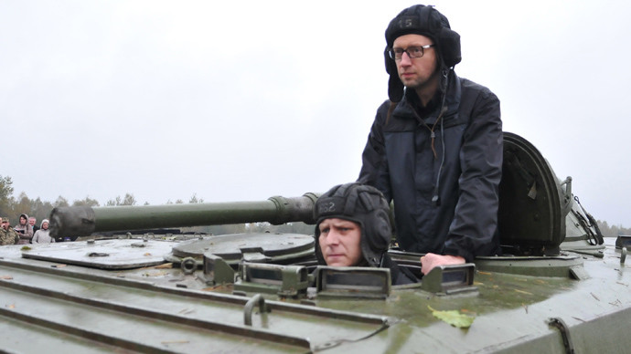 Thủ tướng Ukraine Arseny Yatsenyuk đứng trên một chiếc xe tăng. Thủ tướng Ukraine Arseny Yatsenyuk đứng trên một chiếc xe tăng.