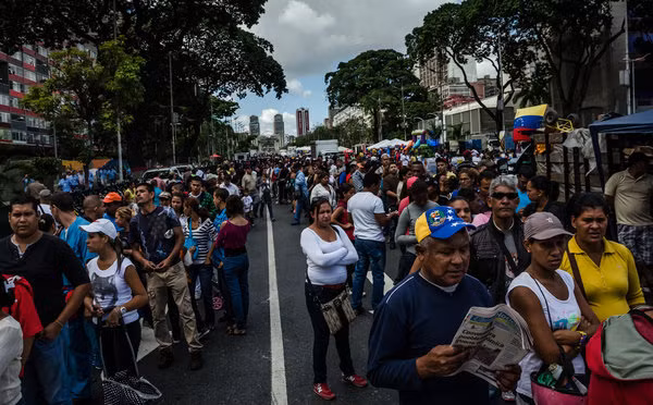 Người dân xếp hàng dài chờ được mua các nhu yếu phẩm với giá trợ cấp.