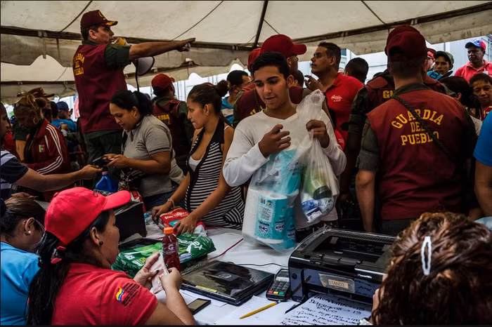 Các địa điểm bán hàng do chính phủ trợ cấp đều được giám sát chặt chẽ để đảm bảo một người không mua quá một lần mỗi tuần.