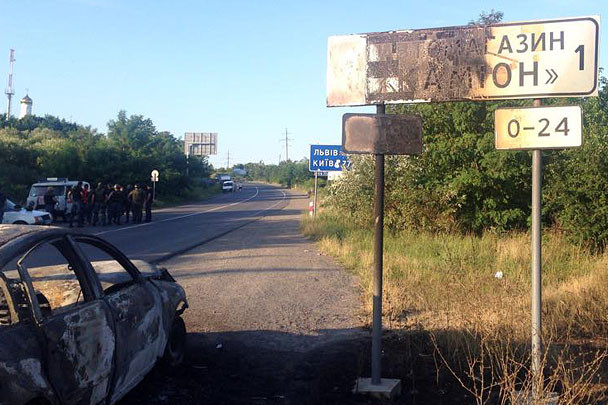 Xe cảnh sát cháy rụi sau vụ đụng độ với các thành viên Right Sector. Ảnh Rian. Xe cảnh sát cháy rụi sau vụ đụng độ với các thành viên Right Sector. Ảnh Rian.