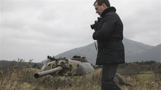 Thủ tướng Nga Dmitry Medvedev đã đến thăm quần đảo Kuril bất chấp phản đối của Tokyo. Thủ tướng Nga Dmitry Medvedev đã đến thăm quần đảo Kuril bất chấp phản đối của Tokyo.